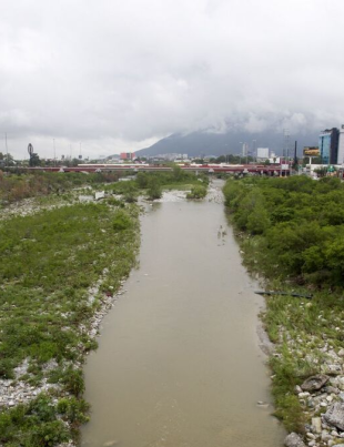 Río Santa Catarina contaminado