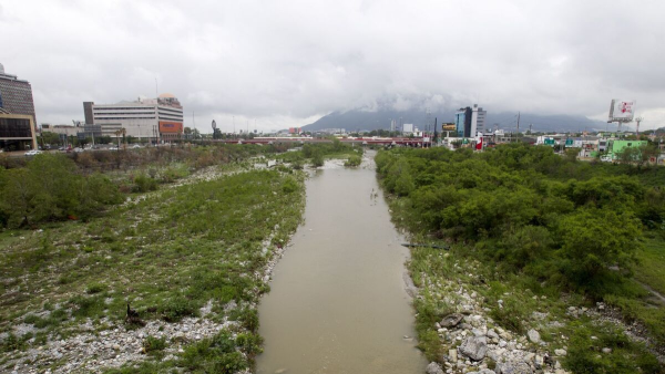 Río Santa Catarina contaminado