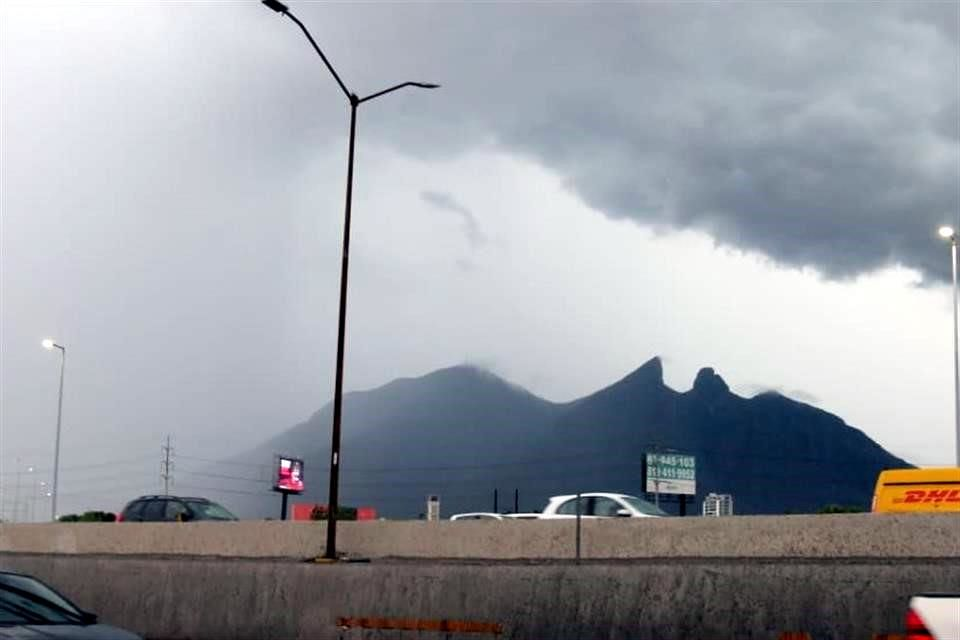El Cerro De La Silla Bajo Un Día De Lluvioso Clima En Nuevo León.