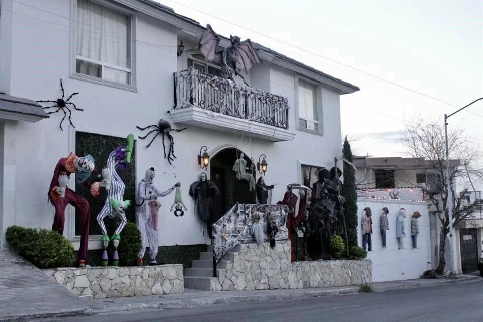 Así Luce La Casa De Glen Villarreal Zambrano. El Escándalo Se Concentra En La Decoración De La Parte Izquierda De La Casa. 