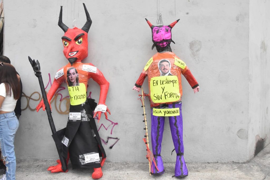 Queman Imagenes De Samuel Y Mariana Ante El Hartazgo De Las Falsas Inversiones Y Las Giras De Samuel Por El Mundo