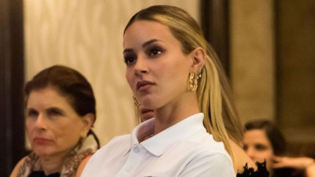 Imagen 44 - Glen Facturero Retrato De Mariana Rodríguez Con Semblante Serio.