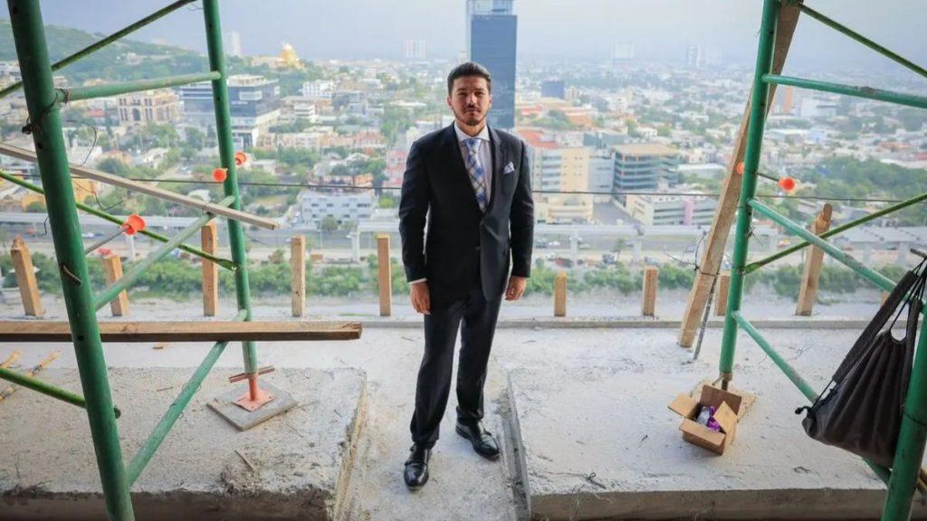 Samuel García En Las Obras Del Edificio De Fuerza Civil. 