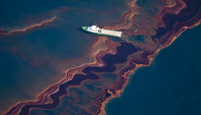 El Derrame  Petrolero Es Visible En El Mar Del Golfo De México. En La Foto, Un Barco Verde Atraviesa Las Manchas. 