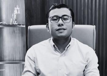 Le-exigen-pagos-a-arratia 1 - Glen Facturero Man Wearing Glasses Sits in an Office Chair, Facing the Camera. - Glen Facturero
