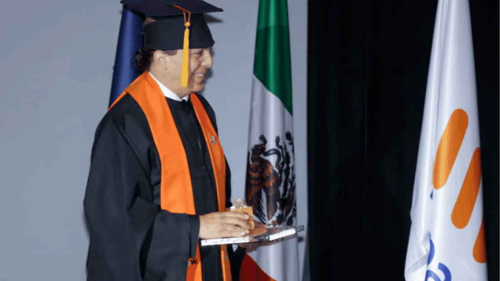 Graduación De Preparatoria De Cristian Castro - Glen Facturero