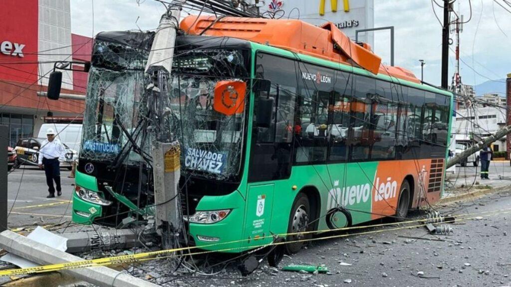 Muevoleon-samuel-garcia - Glen Facturero Green and Orange Nuevo León City Bus Crashed into a Damaged Utility Pole with Tangled Wires, Debris Scattered on the Street, and Emergency Responders Nearby. - Glen Facturero